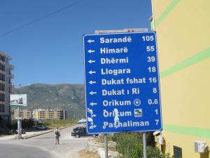 albanischer Wegweiser