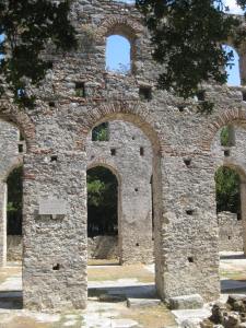 Christliche Kirche, Ruine im schattigen LAUBWALD