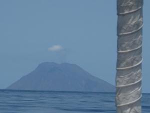 Der rauchende Stromboli, 10 Std. segelten wir darauf zu.Und dann gleich wieder weg!!!Starkwind.
