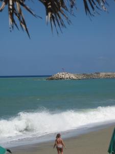 Farbenspiel-vorn türkis, dahinter blau das Meer