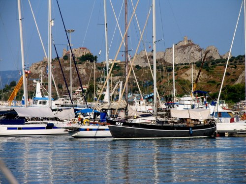 Roccella_ionica_hafen_und_burg