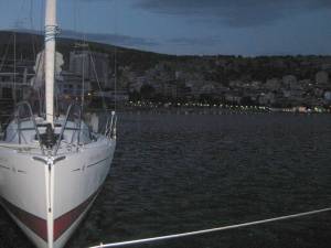 Sarrande, Moschee und Hotels, ein Gegensatz.Gi