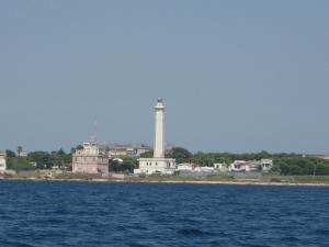 Stolzer Leuchtturm von Taranto. Umkehrpunkt vor der Nachtfahrt
