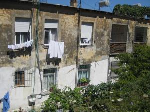 Winzig...aber neue Fenster, oder vergittert,unten der Gemüsegarten...