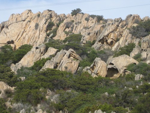 Erosion_schuf_ausgehohlten_fels