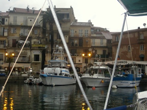 Nass_die_fassaden_im_regen