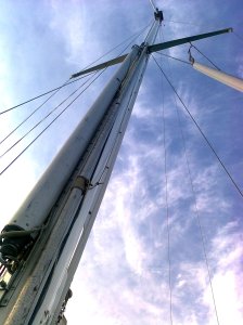 Der Spinnakerbaum ist nun vorm Mast, oben der Radar-Reflektor