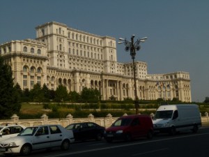 Das Parlament von Bukarest (2000x1500)Über den Palast des Volkes kann ich nur staunen. Ein Gebäude, das in seinen Dimensionen alles Vernünftige sprengt. - Kopie