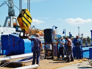 Der Kran ist für den Mast unterfordert