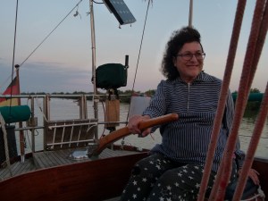 Gerdi steuert die letzte Strecke auf der Donau (1500x1125)