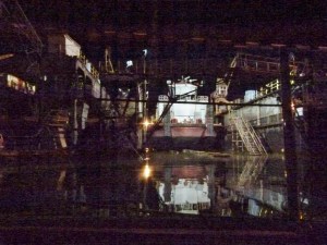 Nächtliche Einfahrt ins Dock