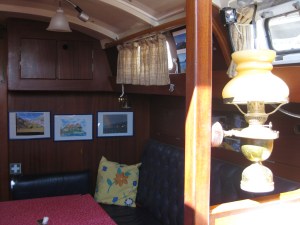 Unser Wohnzimmer, Kajüte m.Ledercouch,vorn rechts Petr.lampe am Herd