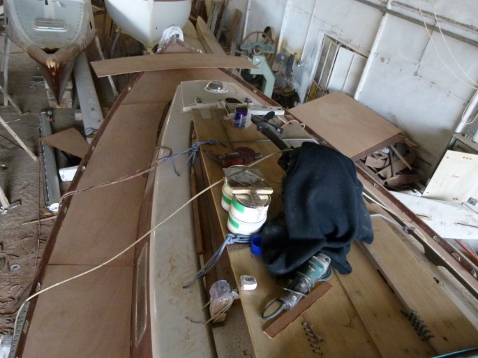 Die Zwischenschicht aus Sperrholz ist angebracht