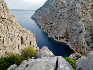 Eine schroffe Felsenbucht (1000x750)