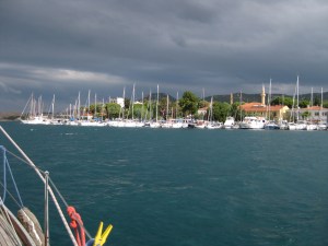 Kein einziger Mooringplatz frei! 6-7bft, Regen,ankern