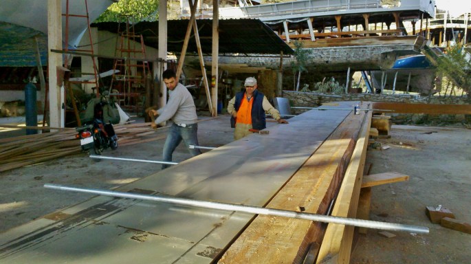 3 Mit wuchtigen Hammerschlägen wird er Kiel mit dem Kielschwein verbunden