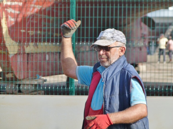 Er weist das Zugfahrzeug an (1000x750)