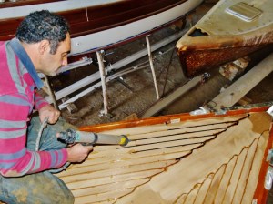 Sikaflex -Dichtmasse auftragen