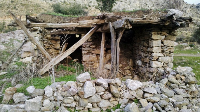 1 Haus mit Erddach aus vergangener Zeit