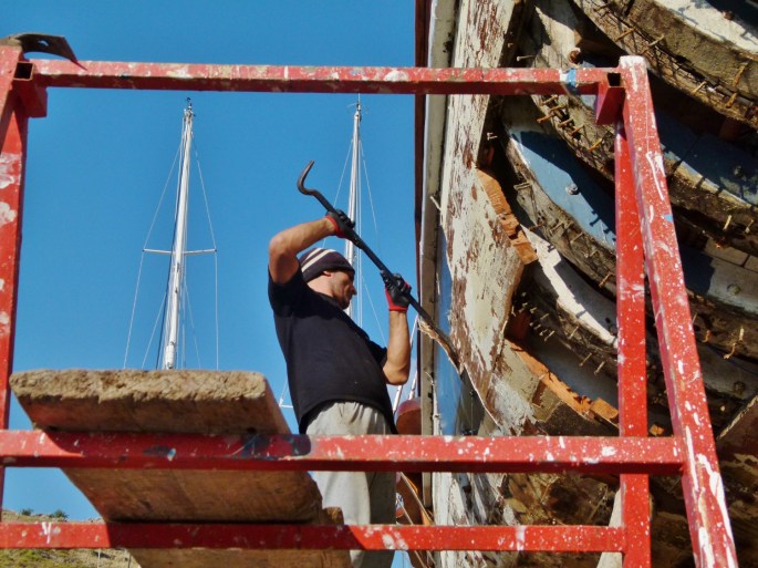 Der Mitarbeiteiter trennt die Außenhaut (1500x1125)