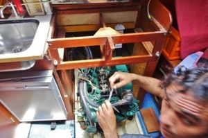 Motorman stellt die Ventile nach