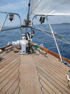 Schönes neues Teakdeck, aber nicht ganz dicht...