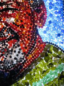 rote Schraubdeckel und Bierflaschen-Glasscherben