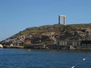 Zum Fotografieren-antikes Bogentor auf Naxos u. irre Brandung dahinter