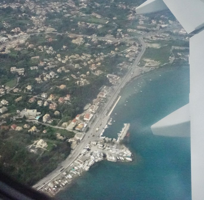 Mitte unten. In dem Bogen, dort wo die vielen Schiffe an Land stehen, steht die EOS
