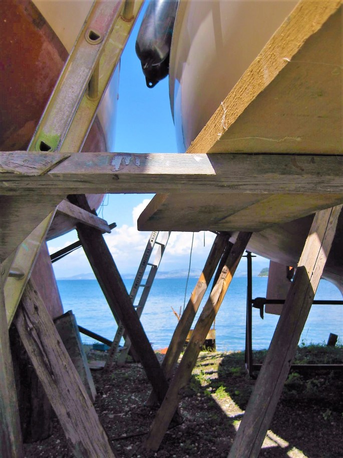 Corfu boatyard (1)Zw. Pfählen auf die Leiter