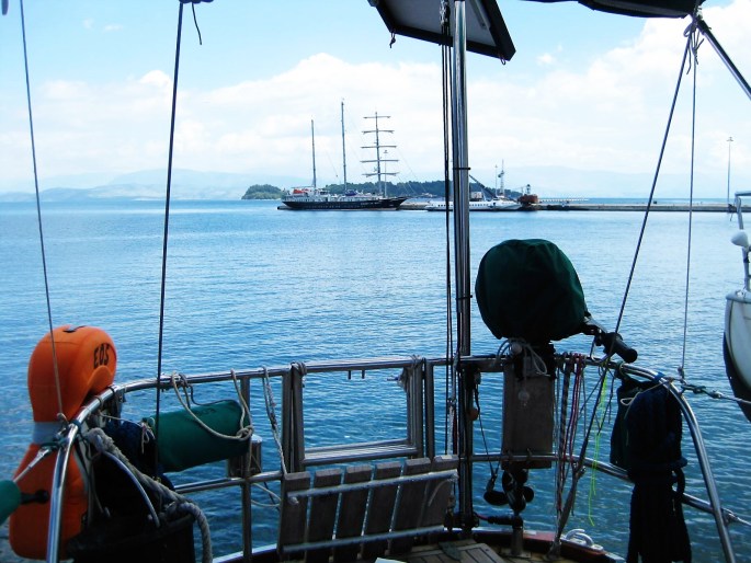 Corfu boatyard (4)mit Rah-Segler am Kai