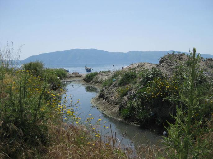 Vlores, Abflußkanal zum Strand!!!