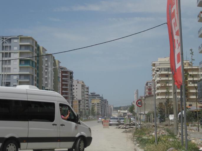 Vlores, Minibus,Mitfahrerin Anila, Ital.Lehrerin