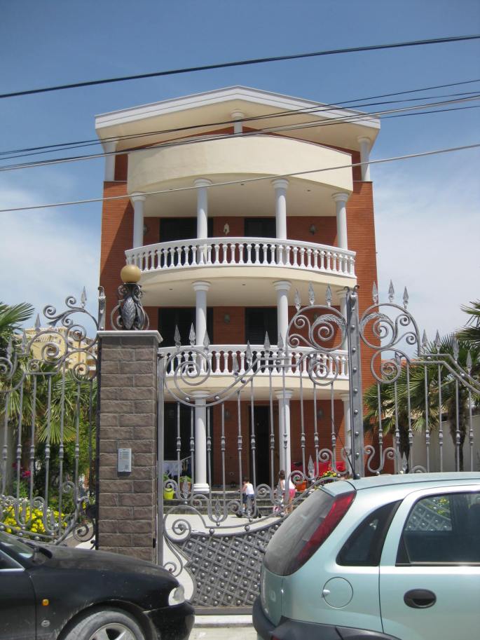 Vlores,arm+reich (4)