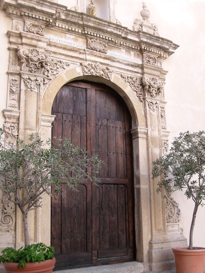 Eines der vielen Kirchenportale in Crotone