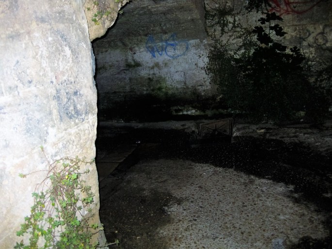 Gallipoli, Tunnel ohne Licht unter Bahngleisen
