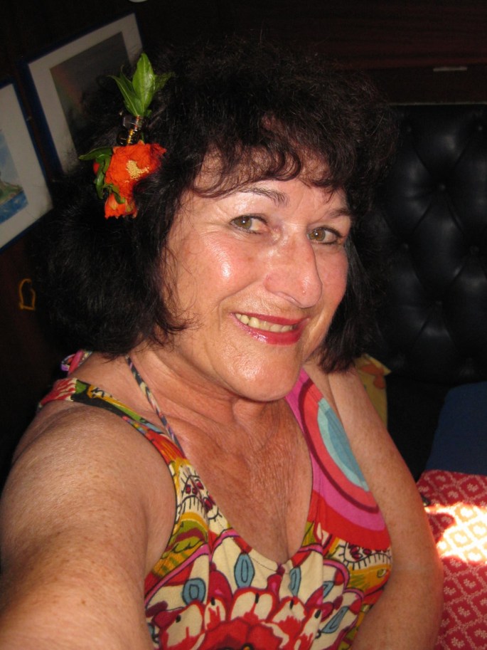 Gerdi mit Granatapfel-Blüte (2)