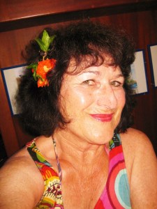 Gerdi mit Granatapfel-Blüte (3)