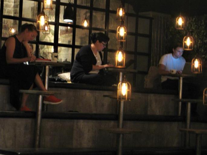 Espresso house als Regenschutz (2) (Copy)